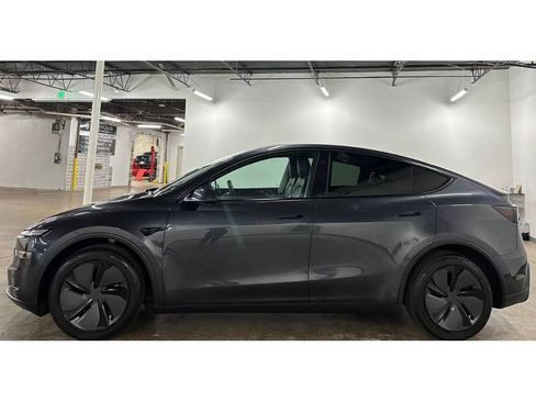 Used 2026 Tesla Model Y Long Range RWD image 9