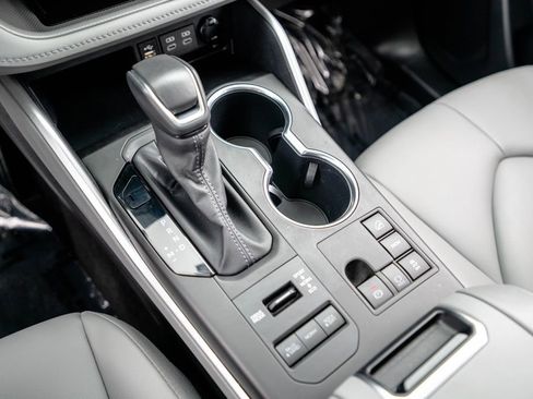 Used 2024 Toyota Highlander XLE image 23