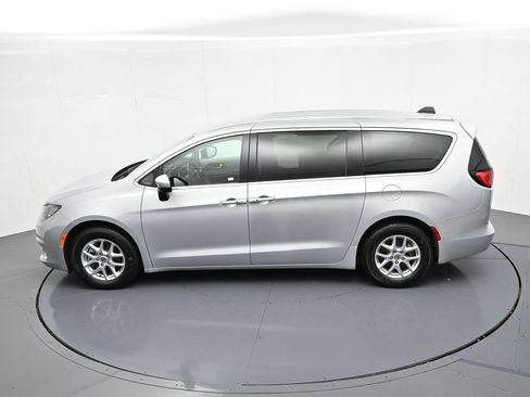 Used 2023 Chrysler Voyager LX FWD image 17