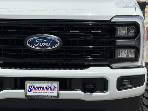 Used 2023 Ford F250 4x4 Crew Cab Super Duty image 8
