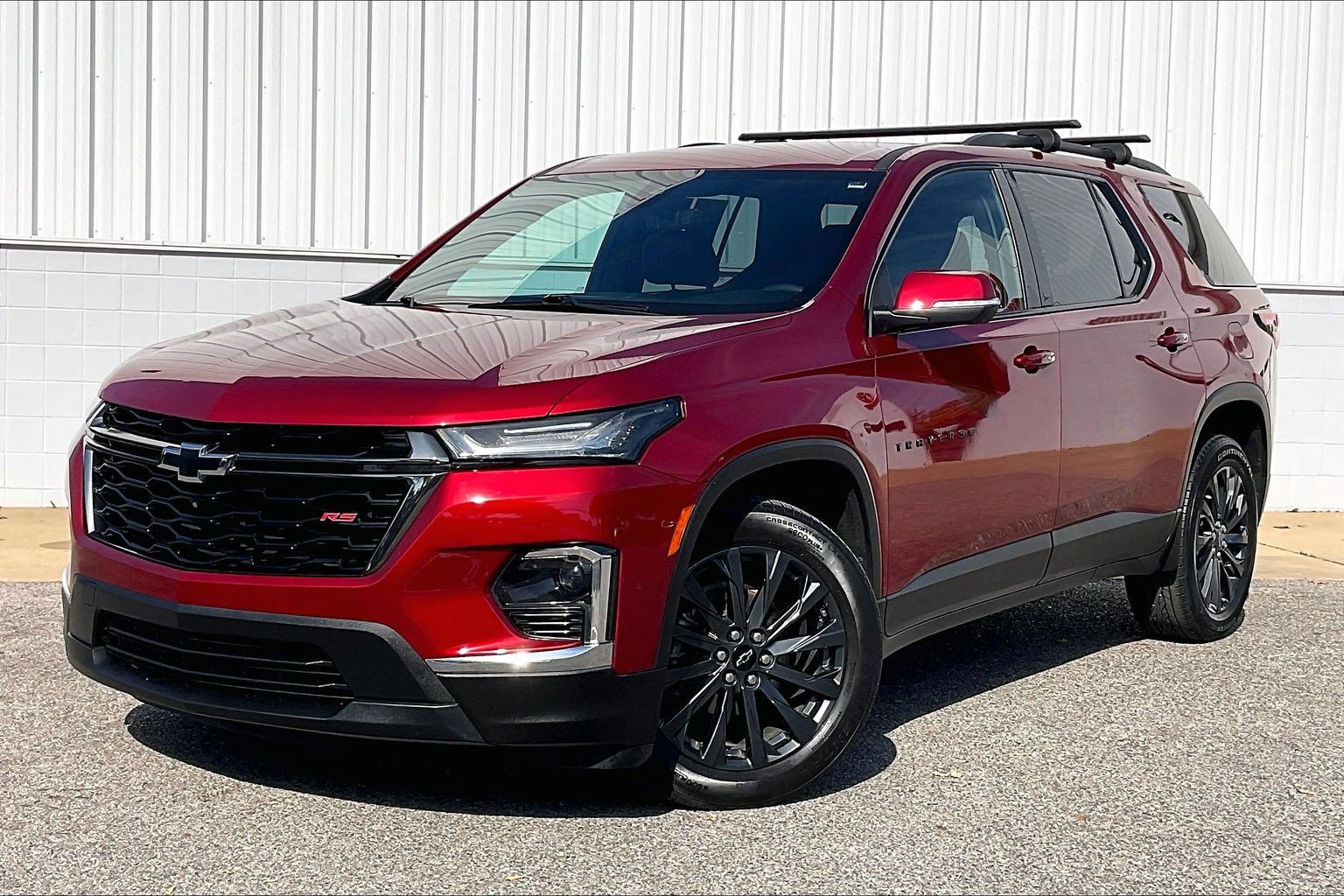 Used 2023 Chevrolet Traverse RS FWD image 2