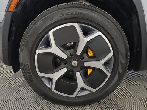 Used 2024 Rivian R1S Adventure AWD/4WD image 9