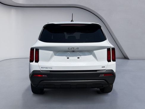 Used 2023 Kia Sorento LX image 4