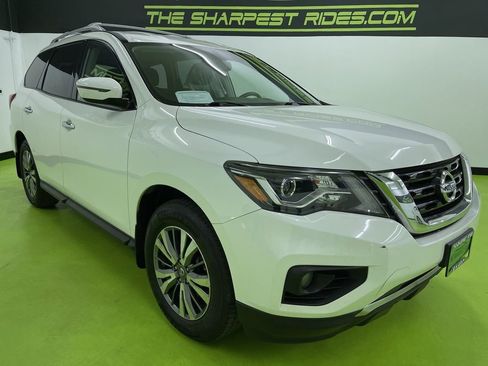 Used 2018 Nissan Pathfinder SV image 2