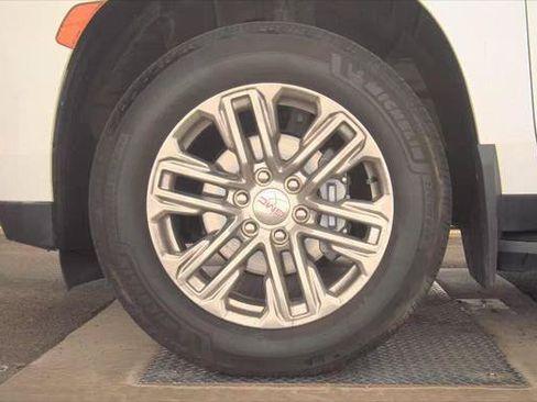 Used 2022 GMC Yukon XL SLE w/ Gmc Pro Safety Plus Package AWD/4WD image 13