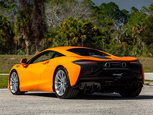 Used 2024 McLaren Artura RWD image 27