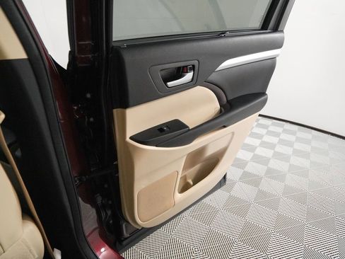 Used 2016 Toyota Highlander XLE image 17