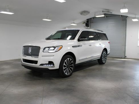 Used 2024 Lincoln Navigator L Reserve AWD/4WD image 4
