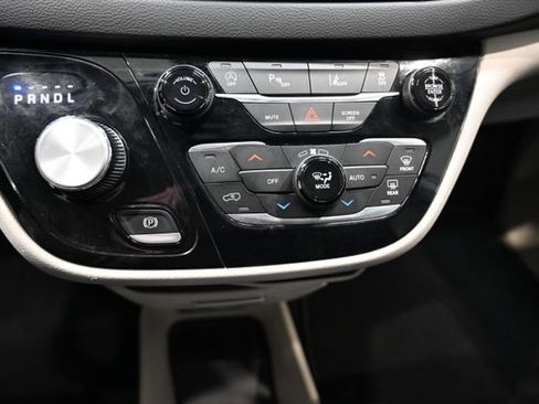 Used 2024 Chrysler Pacifica Touring-L image 17