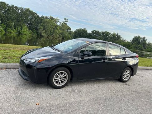 Used 2021 Toyota Prius LE FWD image 2
