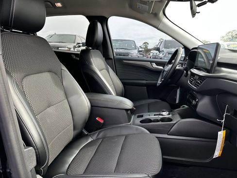 Used 2023 Ford Escape SE image 32