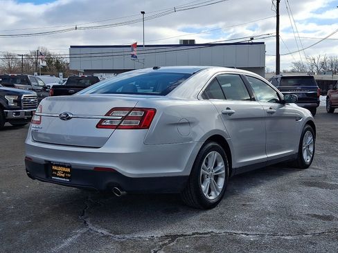 Used 2015 Ford Taurus SE image 7