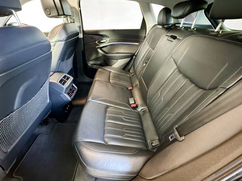 Used 2021 Audi e-tron Prestige w/ Prestige Package image 23