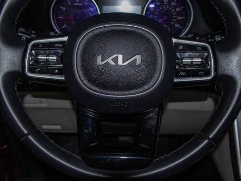 Used 2024 Kia Carnival LX image 11