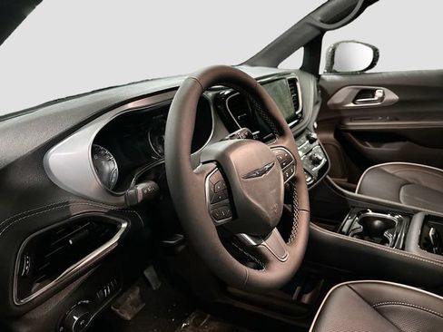 New 2026 Chrysler Pacifica Limited AWD/4WD image 10