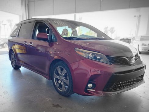 Used 2018 Toyota Sienna SE FWD image 3