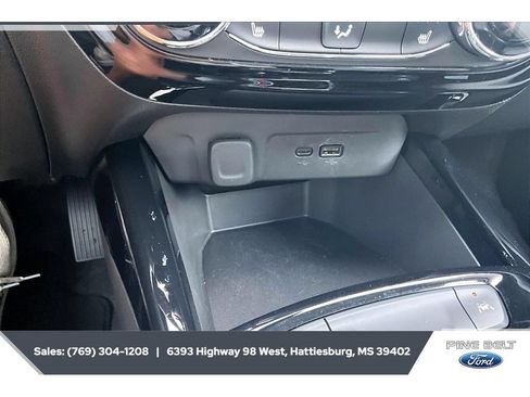 Used 2025 Chevrolet Trax LT w/ LT Convenience Package FWD image 24