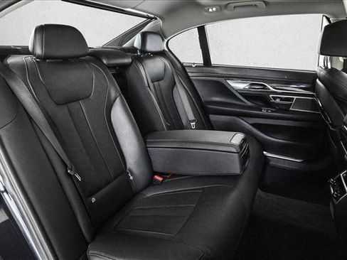 Used 2018 BMW 740i xDrive image 21