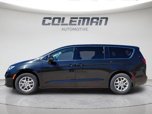 Used 2023 Chrysler Pacifica Touring-L FWD image 2