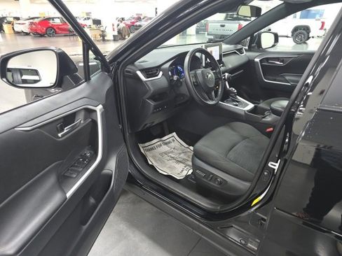 Used 2024 Toyota RAV4 SE image 13