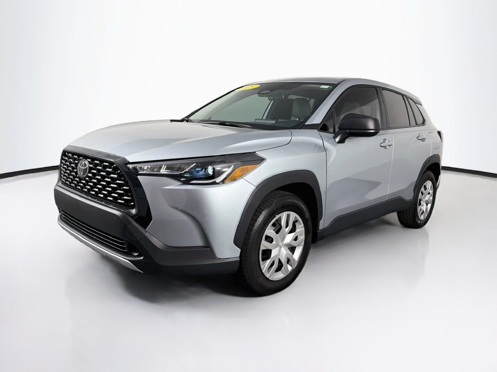 Used 2025 Toyota Corolla Cross L FWD image 3