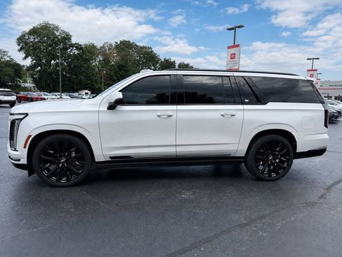 Used 2025 Cadillac Escalade ESV Sport Platinum w/ LPO, ONYX Package AWD/4WD image 3