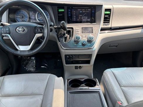 Used 2017 Toyota Sienna XLE Premium FWD image 13