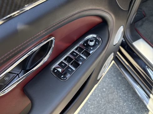 Used 2022 Bentley Bentayga AWD/4WD image 12