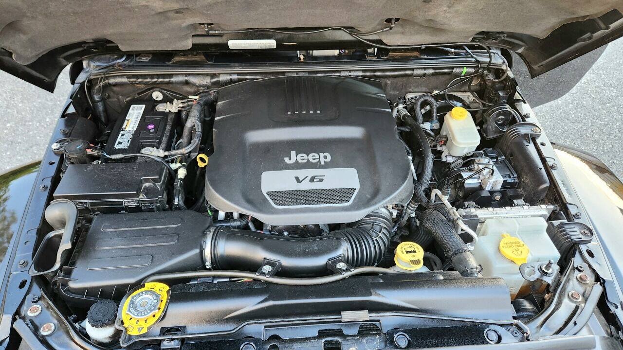 Used 2015 Jeep Wrangler Unlimited Sahara AWD/4WD image 42