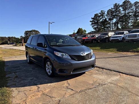 Used 2015 Toyota Sienna L image 3