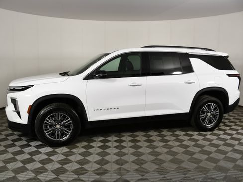 Used 2026 Chevrolet Traverse LT image 9