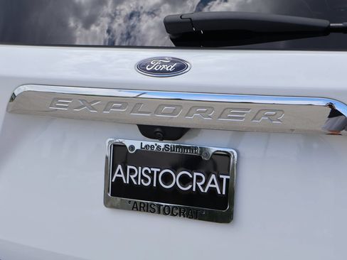 Used 2020 Ford Explorer XLT w/ Equipment Group 202A AWD/4WD image 8