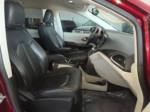 Used 2017 Chrysler Pacifica Touring-L FWD image 31