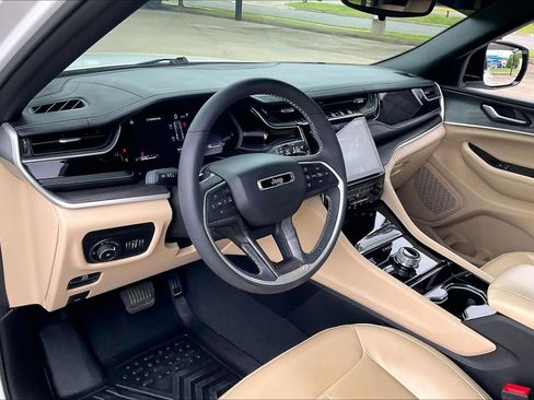 Used 2023 Jeep Grand Cherokee Limited w/ Black Appearance Package AWD/4WD image 17