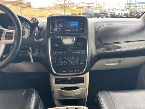 Used 2015 Chrysler Town & Country Touring-L w/ Driver Convenience Group image 9