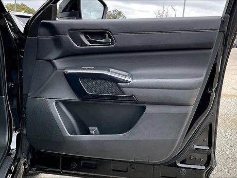 Used 2025 Nissan Pathfinder SV image 23