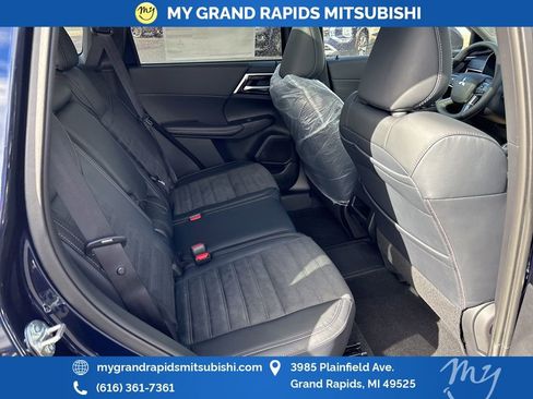New 2025 Mitsubishi Outlander SE image 16