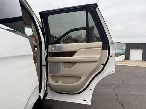 Used 2019 Lincoln Navigator Reserve image 22