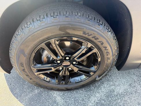 Used 2024 GMC Terrain AT4 w/ Tech Package AWD/4WD image 10