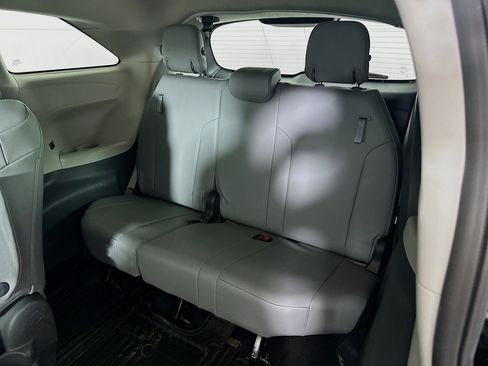 Used 2021 Toyota Sienna XLE image 26