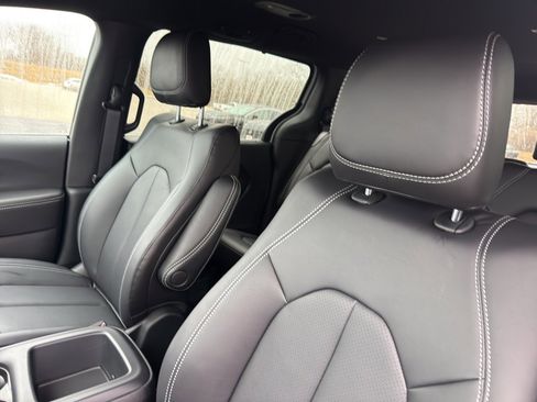 New 2026 Chrysler Pacifica Select FWD image 28