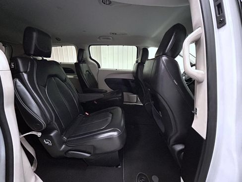 Used 2022 Chrysler Pacifica Touring-L FWD image 17