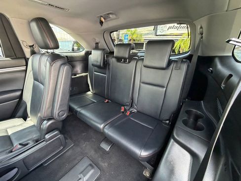 Used 2019 Toyota Highlander SE image 32