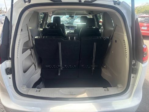 Used 2023 Chrysler Pacifica Touring-L FWD image 18