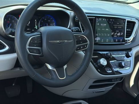 Used 2024 Chrysler Pacifica Touring-L FWD image 18