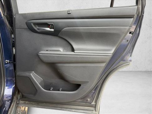 Used 2022 Toyota Highlander XLE FWD image 25