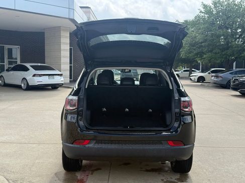 Used 2018 Jeep Compass Latitude AWD/4WD image 5