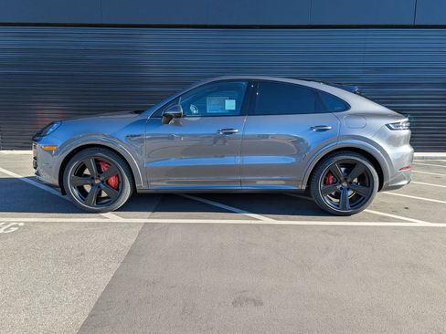 New 2026 Porsche Cayenne Turbo image 2