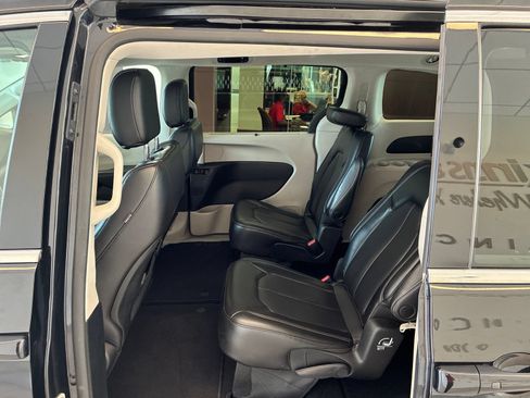 Used 2023 Chrysler Pacifica Touring-L FWD image 12