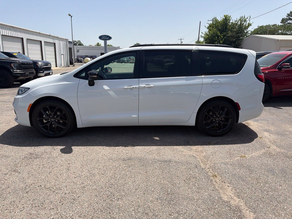 Used 2025 Chrysler Pacifica Limited FWD image 3